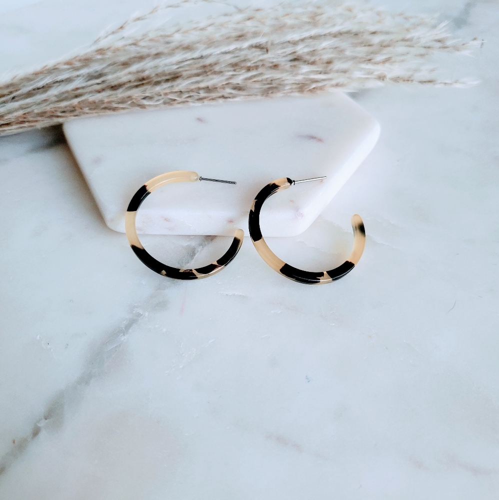 !!5 for $25 Tortoise Print Acrylic C Hoop Earrings - Picture 1 of 5